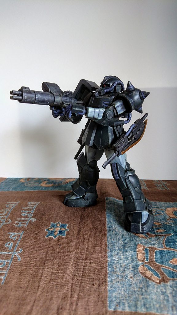 マッチョな佇まい。そして、幅広い可動域。部分塗装と、軽いブラッシング・ウェザリングでこの雰囲気が。モノアイは、市販のもの(Hアイズ)にかえてあります。