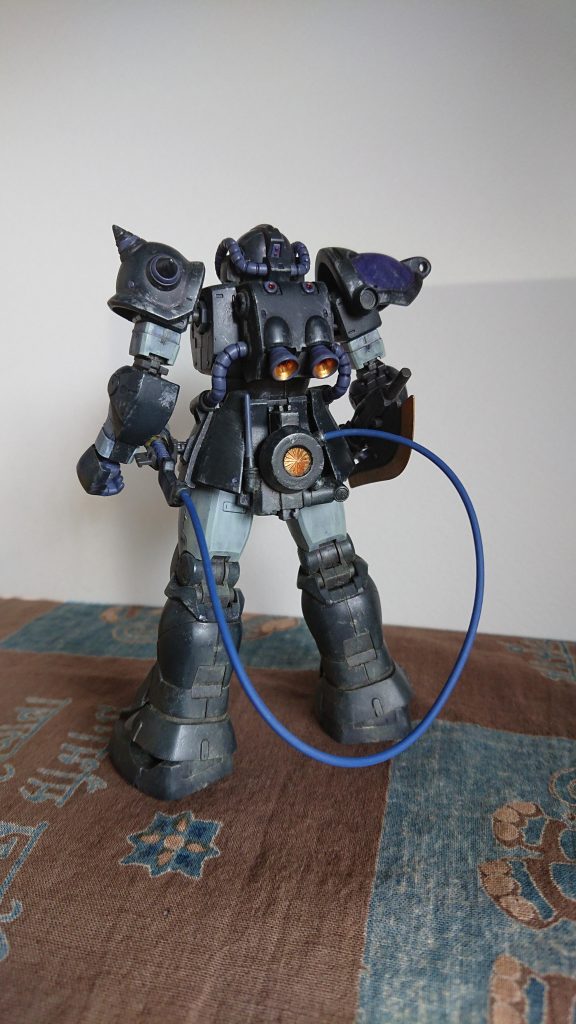 スパイクアーマーとシールドとゆー、ザク然としたのもいいのですが。やはり量産機はバリエーション遊びがしたくなります。wとゆーことで、右肩を変えてカスタム機バージョン。後ろに追加ジェネレーターを外付けして、高出力ビームサーベル運用型、的な。