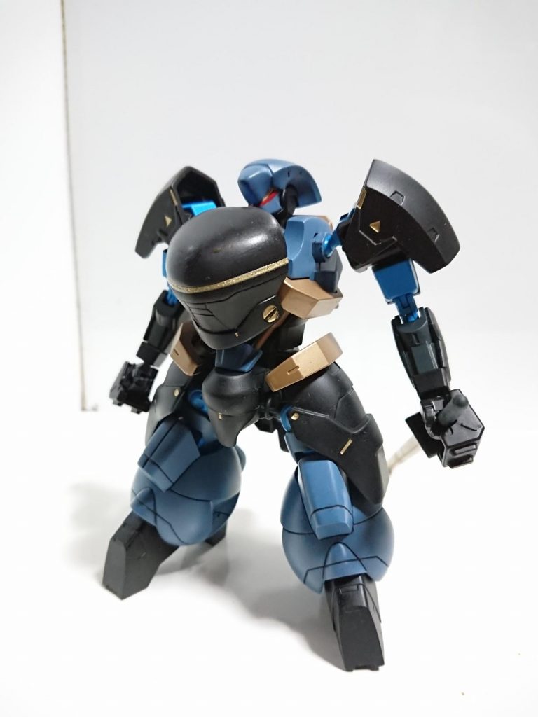 胸アーマーはマンロディの物をパテで少し大型化しプラ棒で接続できるようにしており肩はより剣道の防具に見えるようにロウエイに変えてます。
両腕も同じように手の甲にナックルガードを接着し剣道の籠手に見えるようにしてます。腰アーマーの基部も少し伸ばしてます。