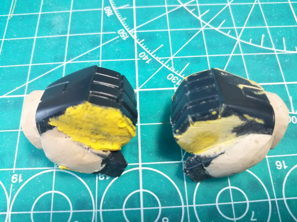 拳は親指の付け根から角度変更し、ぷら棒を付け、握りモールドをつけました。