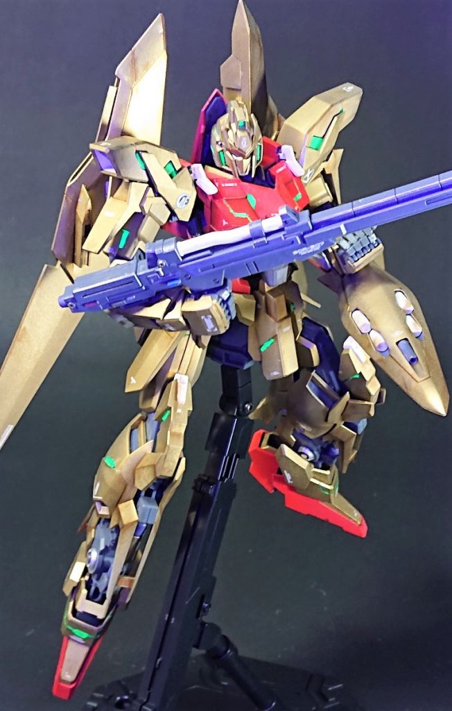 アクションベースでちょっとだけポーズ。
可変機体あるあるで可動性がイマイチなうえ、手の保持力や一部関節が緩くあまり激しくポージングできませんでした(^^;