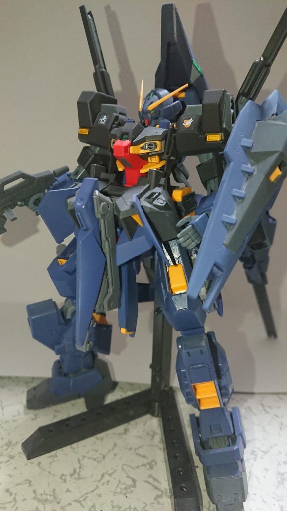 ①ハイゼンスレイ形態
基本武装:ヘイズルライフル、シールドブースター、肩部カノン、ブースターポット内メガ粒子砲、コンポジットシールドブースター×2
内容:アウスラ形態にハイゼンスレイトップコアを追加した形態。基本性能が向上している。
