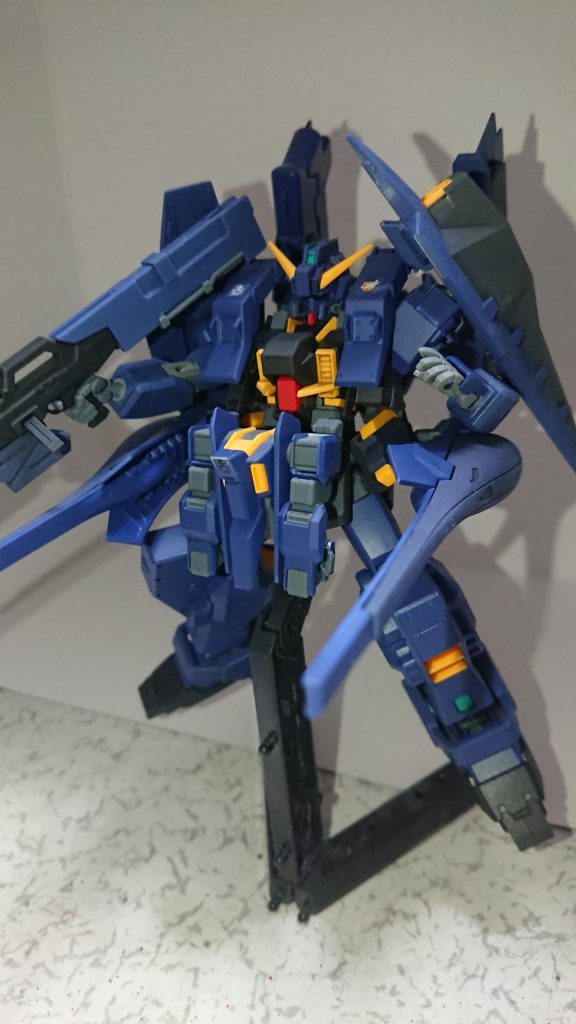 ウインチ・キャノン構え。本当は展開したかったけど、塗装で固くなってしまい剥がれるの怖いので展開前で