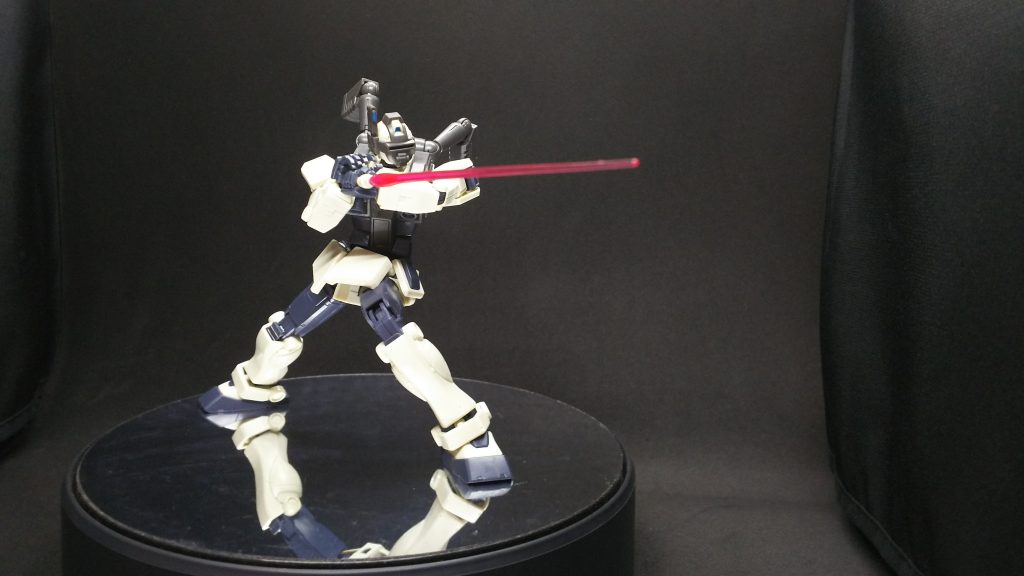 敵後方に降下し、闇討ちのようなビーム・サーベルの一撃。まさに「夜の狩人」って感じで