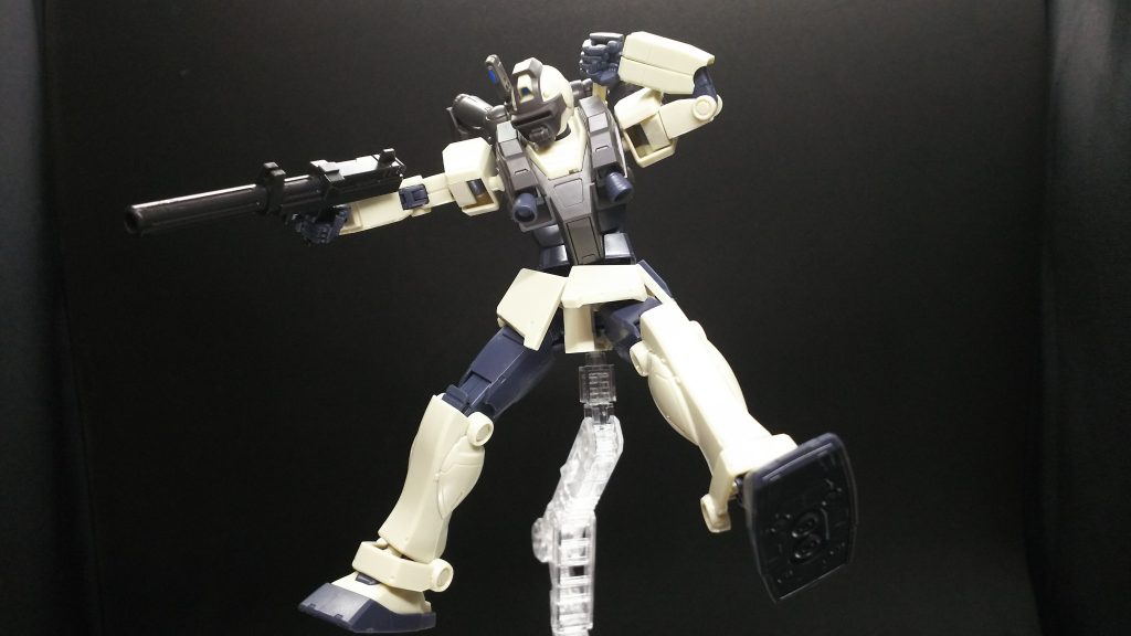 降下シーンを煽りで1枚。ビーム・サーベルに手を伸ばし、着陸と同時に戦闘開始のイメージで