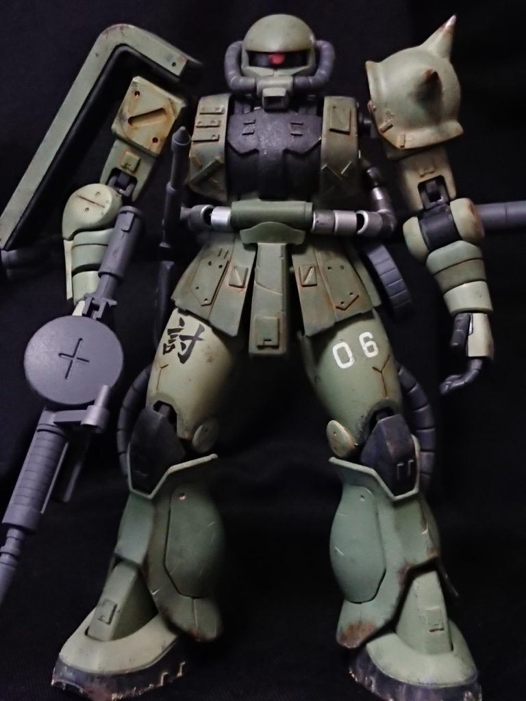 脚部には打倒連邦を表す'討'の文字が描かれている。
+