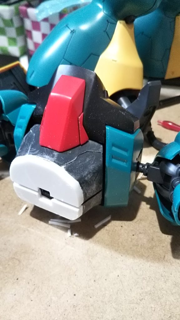 寸詰まり胴体をちょっと延長。サイドアーマーも削ってすっきりと