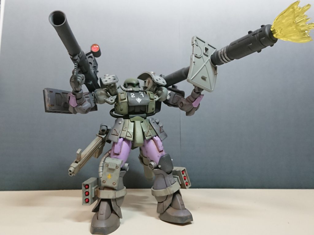 ダブルバズーカと腰部ビッグガン、脚部ミサイルポッドが標準装備となる。