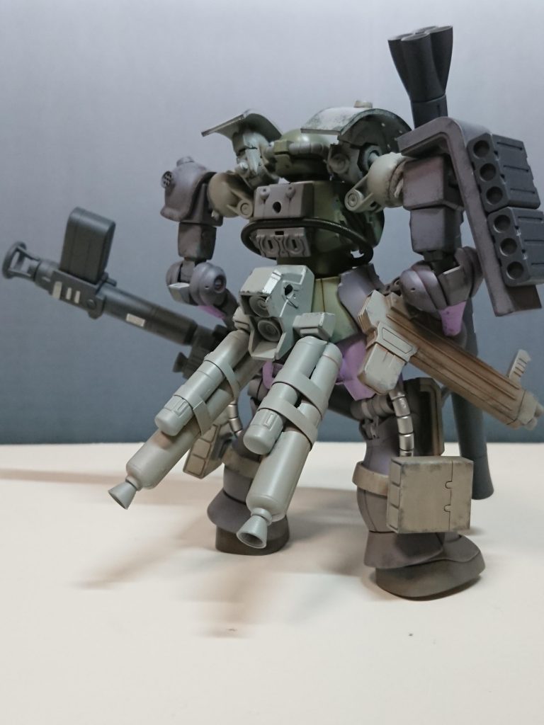 バック腰部シュツルムブースターは重量増加による機動力低下を避けるために装備され、追加する過剰装備を考慮して必要以上に高い推力が備わっている。