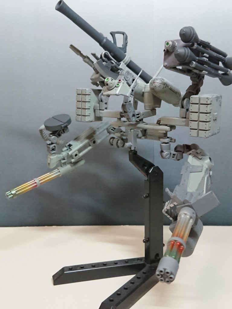 対拠点・大隊攻略用ユニット「フランメ・フランメ」対拠点・対大隊を想定した追加ウェポンプラットホーム。過剰な武装から得られる火力は察して余りあるが、機体側の反動抑制能力や接続規格、火器管制システムやパイロット適正などの問題から使用可能な機体がほとんどいない。