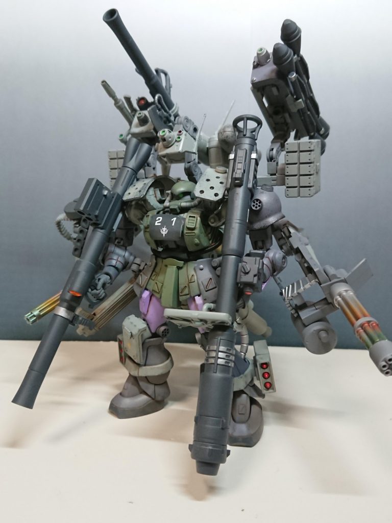 ザク・パワードカスタム フルアームドウェポンプラットホームとザクがドッキングした姿。本機体はこのウェポンユニット使用のために改修されており、火器管制システムに疑似人格OS研究用の試作モデルを使用し、なんとか使用可能となっている。