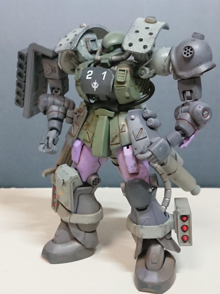 ザク・パワードカスタムジオン残党軍がザクⅡをベースに改修した機体。汎用性を犠牲にザクの武装キャパシティを底上げすることで、単機の火力を向上させたモデル。主にコックピット周辺と各関節の強化が図られており、本来ザクには過積載ともいえる武装を装備させたり、強力な反動を伴う武装を容易に取り回すことができる。