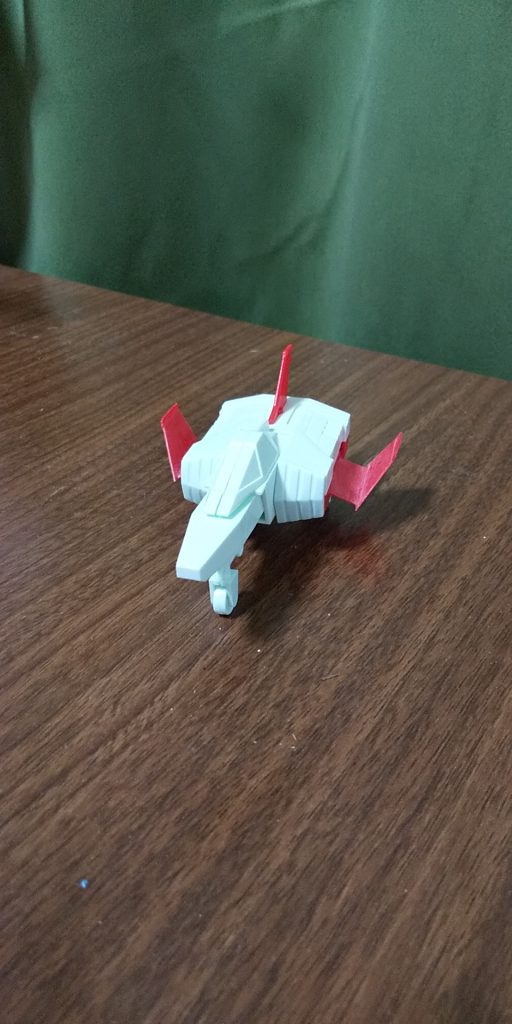 羽根の開き具合は、どうですか〜?
キャノピーはそのままですが、なかなか飛行機っぽい感じになりました。