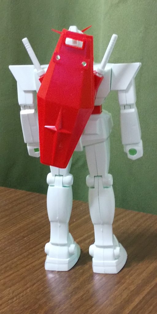 シールドで、ビームサーベルを隠しています。