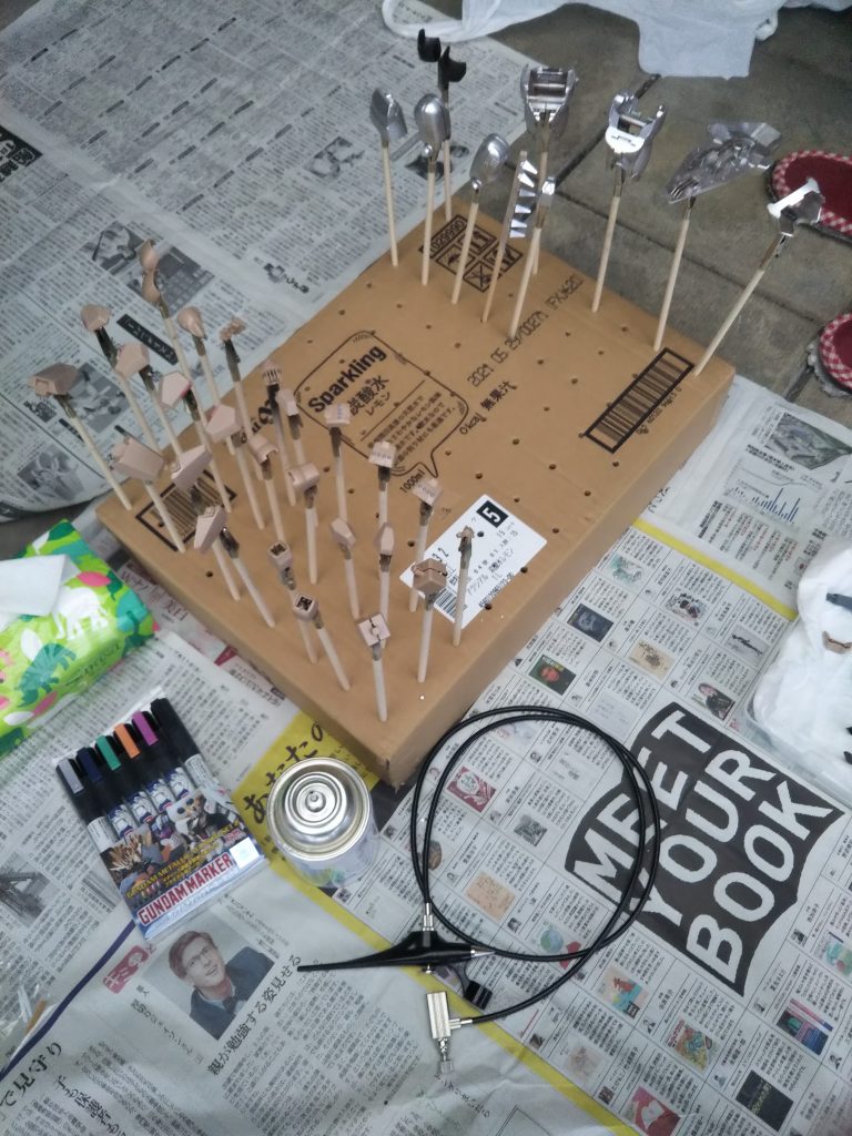 ガンダムマーカーエアブラシで塗装。
梅雨の時期だったので、湿度80%以上ありましたが敢行。
190のエア缶(小)を2本ちょっと消費しました。