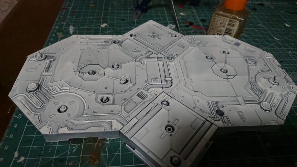 適当なコトブキヤのデティールアップパーツと適当なヘキサギアのジョイントを合体させて穴埋め用パーツを作り穴に適当に入れるだけのお手軽ベース