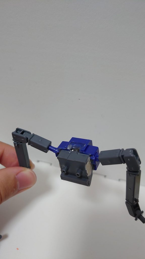 バックパックにダガーの背中を無理やりくっつけている最中