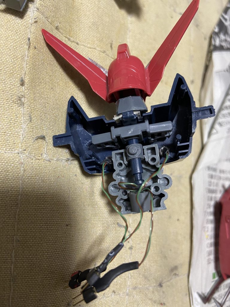 電飾ユニットの取り付け過程です。非発射形態時にピンが配線を断線しない様に避けながら配線しました。かなり窮屈なのでご自身で試す場合はご注意下さい。