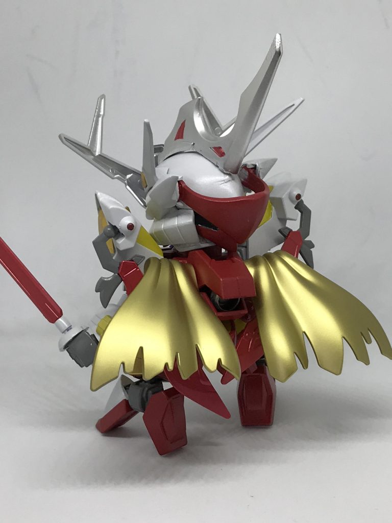 金色のマントは黄金龍への対抗心から