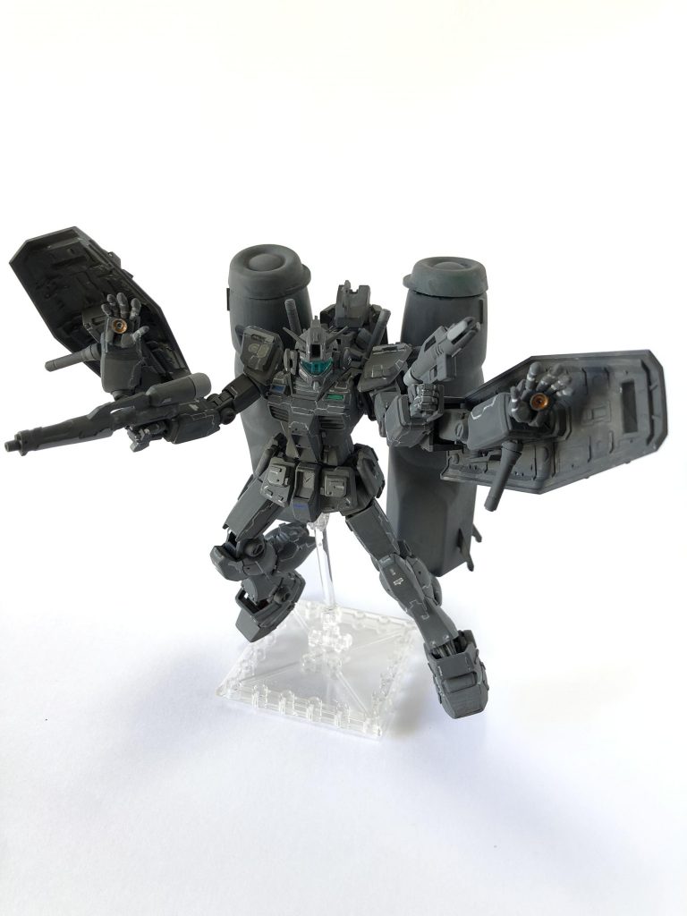 3.両腕につけたジムアームガンダムの両腕にあるシールド取り付け用の3mm穴を利用してジムの腕をつけましたジムアームの手の平にはビーム口を付けていますこれはサイコガンダムを意識していますが、未完成という設定のため指ではなく手の平にのみついていますまた、ビーム発射装置も内蔵ではなく外部にビームサーベルを取り付けることで実現しています