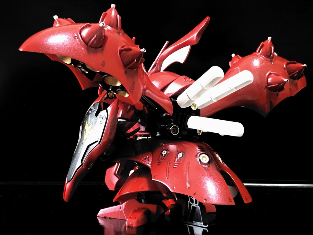 後ろ姿が圧巻です。SDとは思えないボリュームと情報量で、迫力があります。そのぶん自立できないので、スカート下にスタンドが付きます。