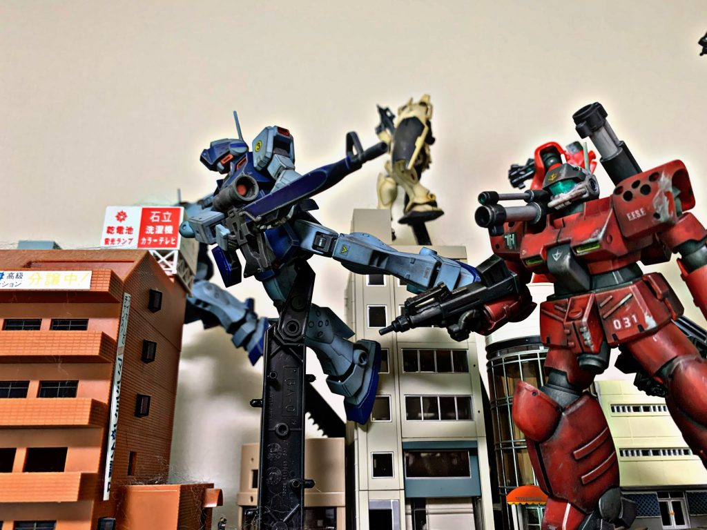 ジムスナイパー2 はホバリングで前進、ガンキャノンと ジムコマンドは着地します
    +