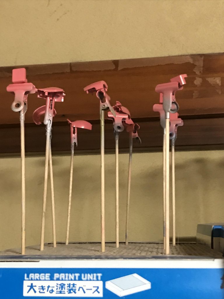 クレオス グレーサーフェイサーを 吹いてから クレオスのシャア専用ザク ピンク(旧シャア専用ザクピンク)を エアーブラシで 塗装しました。
