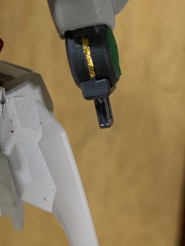 腕の関節中央にはゴールドで筆塗りしたマスキングテープを貼って情報量を上げてます