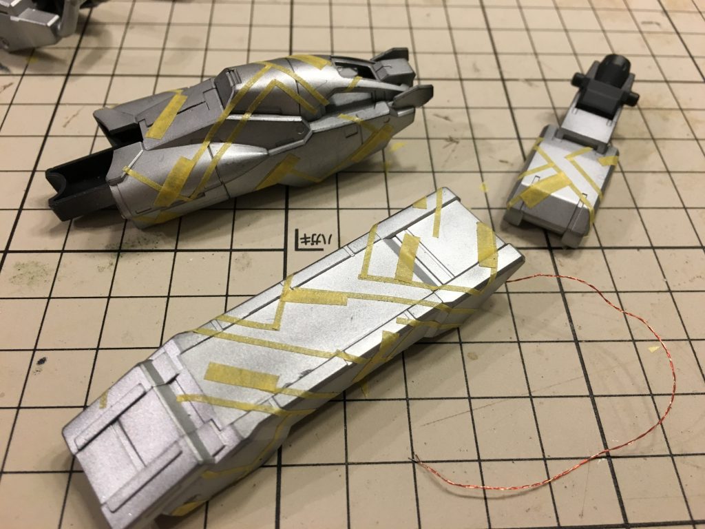 幾何学パターンマスキングです。今回はプロッターは使用せず、ラインマスキングテープでがんばりました。