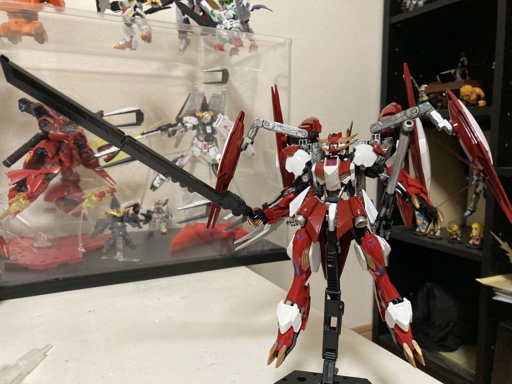 空中で運用可能。折りたたみ式大型ソードと滑空砲を装備
    +