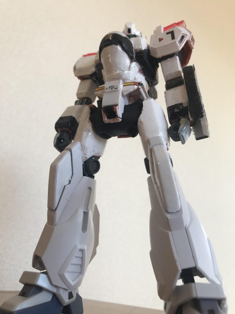 後はプラ板やパテです。
股のワイヤーはミシン糸です。