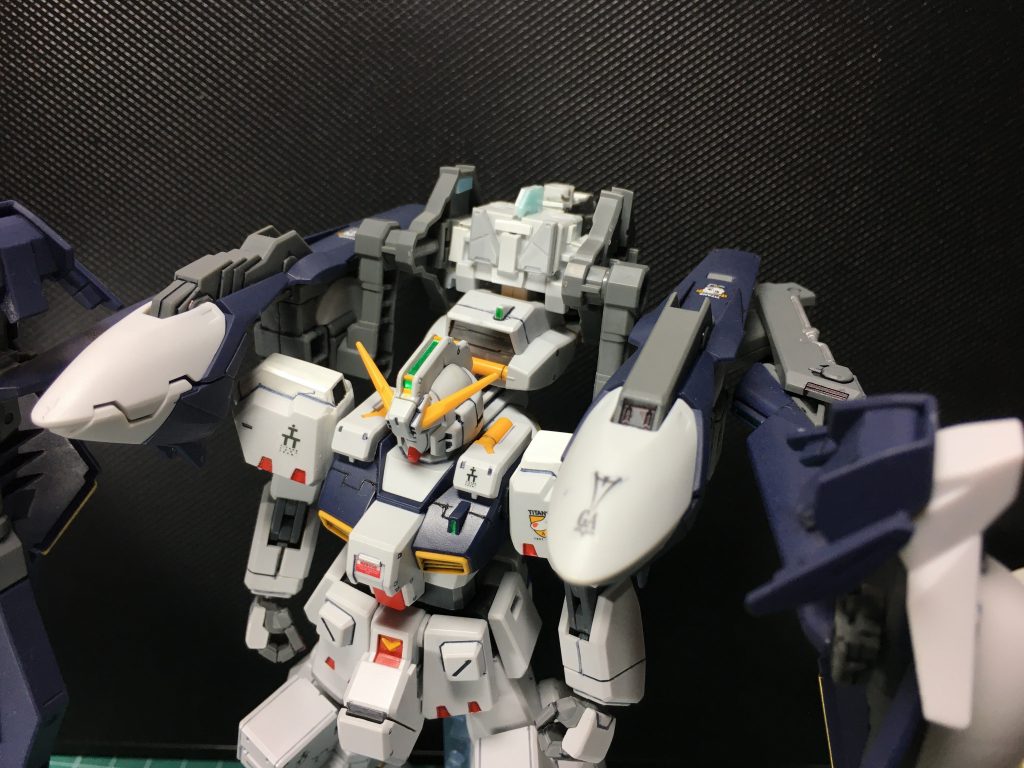 　バーニアを作る前の段階でバランス調整した写真。当初はサイドフレームに使うXB⑯パーツの前後の向きで悩みましたが、ヘイズルにつけたときのバランスがちょうどよかったので、現在の形に。 