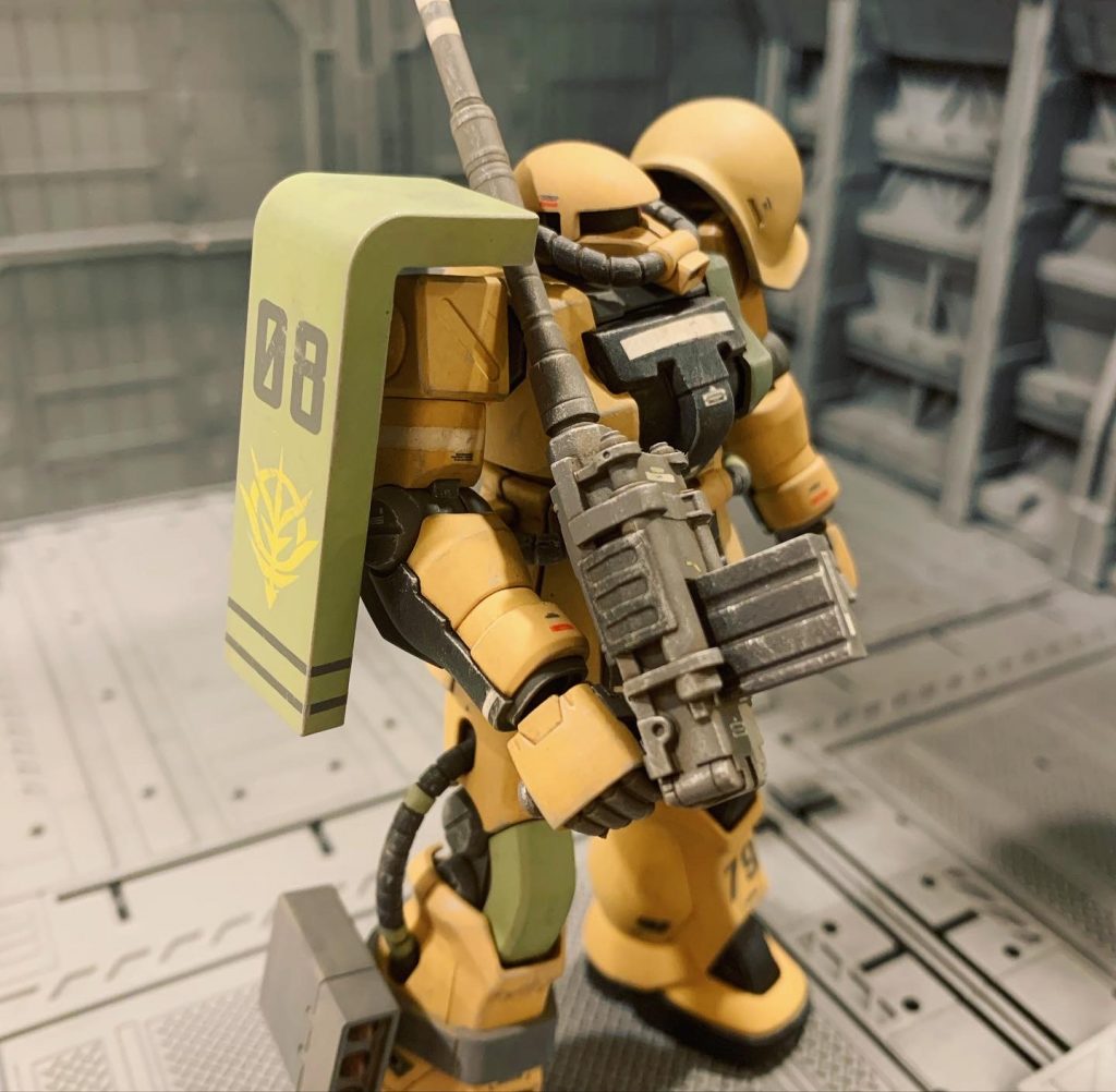 同様の理由で、左スネとバックパックの識別番号の他に胸や二の腕、シールドにラインマークが入っていて友軍間での個体識別をしやすくしています。ジオンと言えば、全身真っ赤や派手派手なパーソナルカラーの機体達が有名ですが、本機のように地味な個体識別手法も前線では多く用いられていた、というオラ設定です。胸とシールドのラインマークはデカール、二の腕はマスキング塗装です。
    +