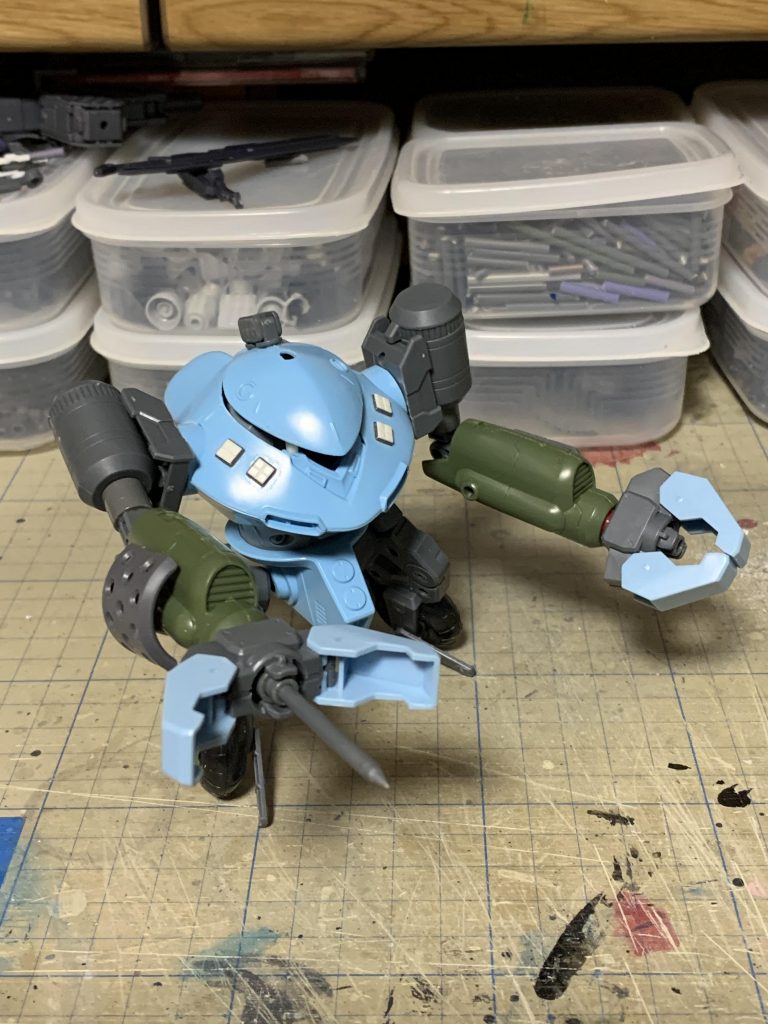 クローハンドをジャンクから持って来て、差し替えでパイルバンカーを仕込みました。パイルバンカーはランナーを尖らせ作りました。