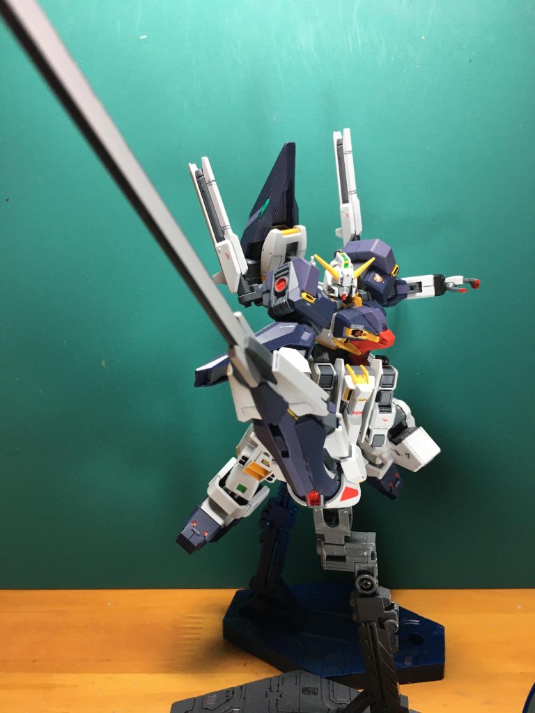 ハイゼンスレイの象徴的な装備、コンポジット・シールド・ブースター。デカイ、デカすぎる!見た目に反して意外と軽かったです。システムウェポン003や005に付属するシールドグリップを流用し、手持ちで使えるようにしました。