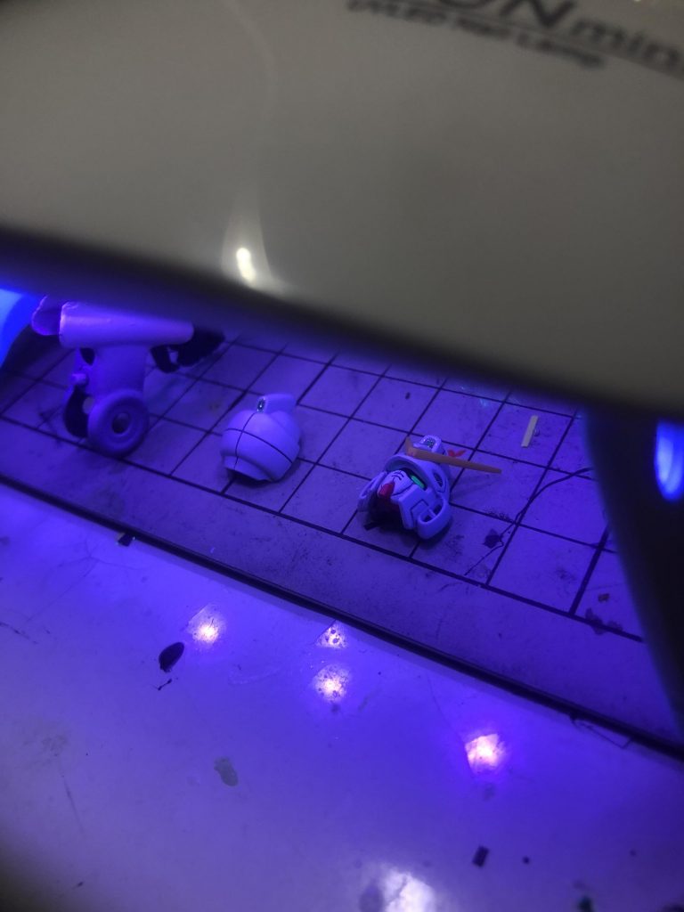 ブラックライトで照射して硬化中( ´∀`)