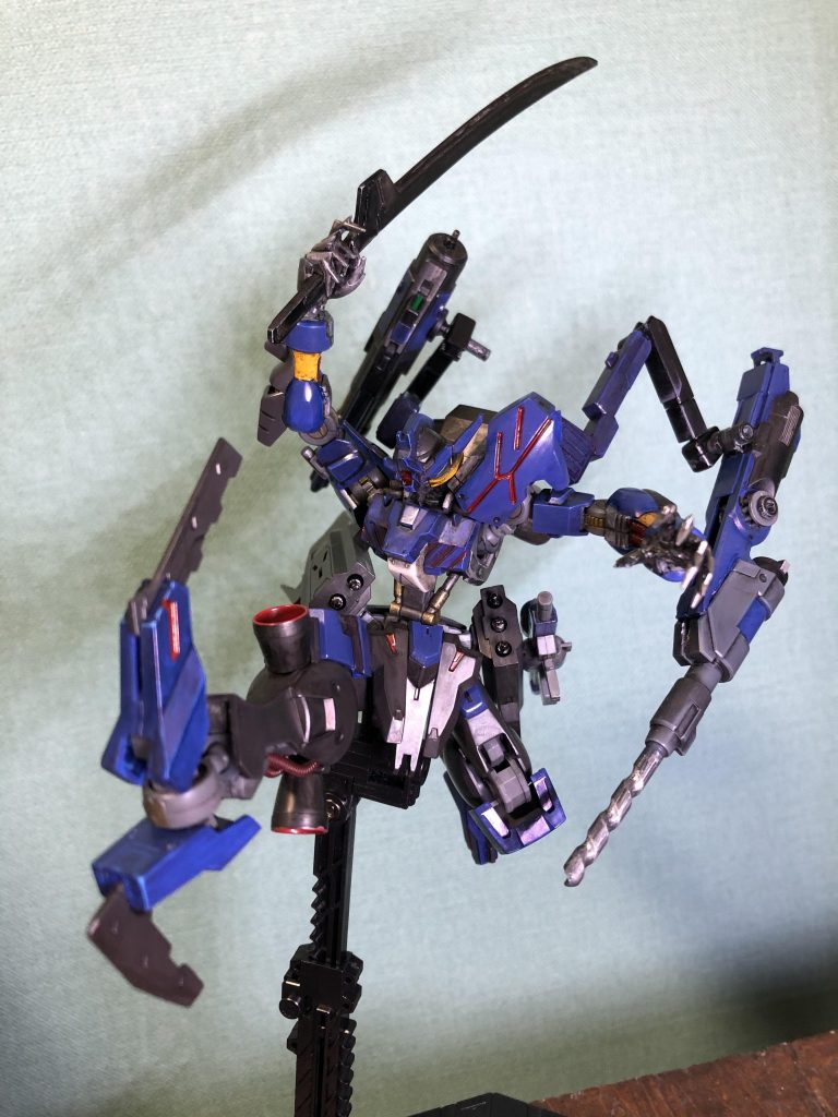 ヴィダールの元ネタの北欧神話ヴィーザルの代名詞強き靴、ハンターエッジはそのまま主力武器として残します。