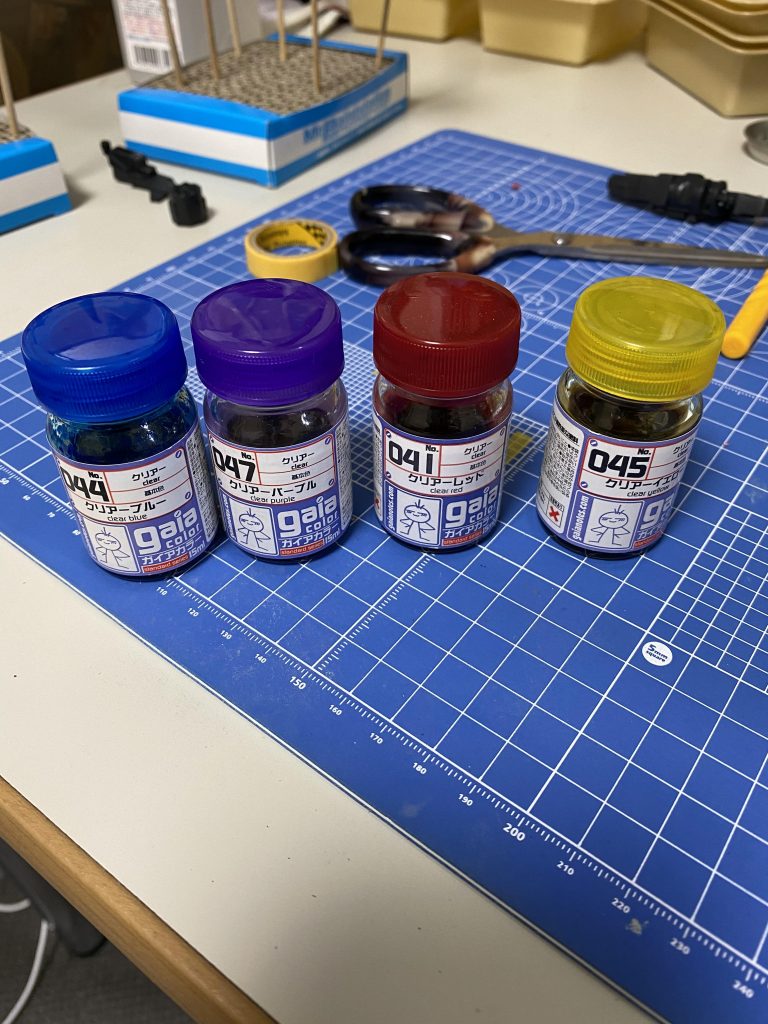 画像の左から順に吹き付けました。クリアレッドに関しては吹き過ぎないように、紫を強調するようなイメージ程度吹いています。