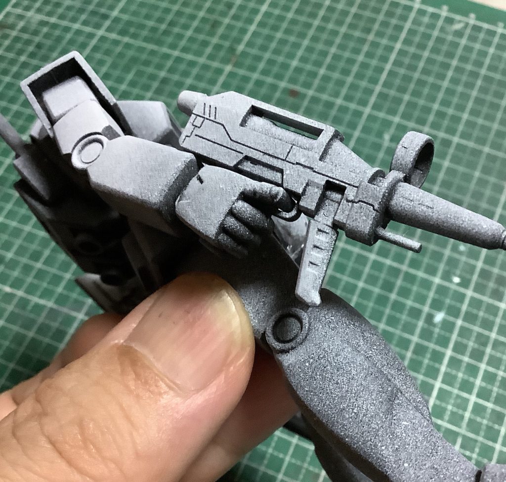 手首はジャンクパーツからジオン系の丸指のものを移植