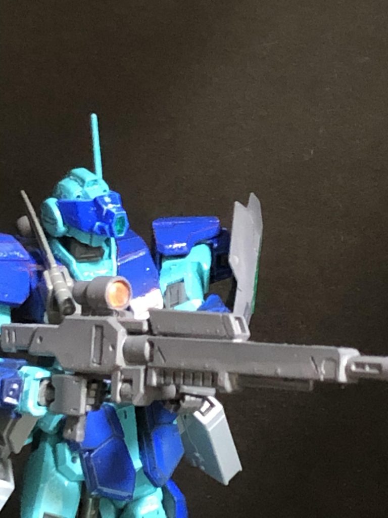 狙撃ライフルはグリモア・レッドベレーのライフルに、グシオンリベイクのロングライフルのバレルを装着。森林を傷つけないように実弾仕様という設定。