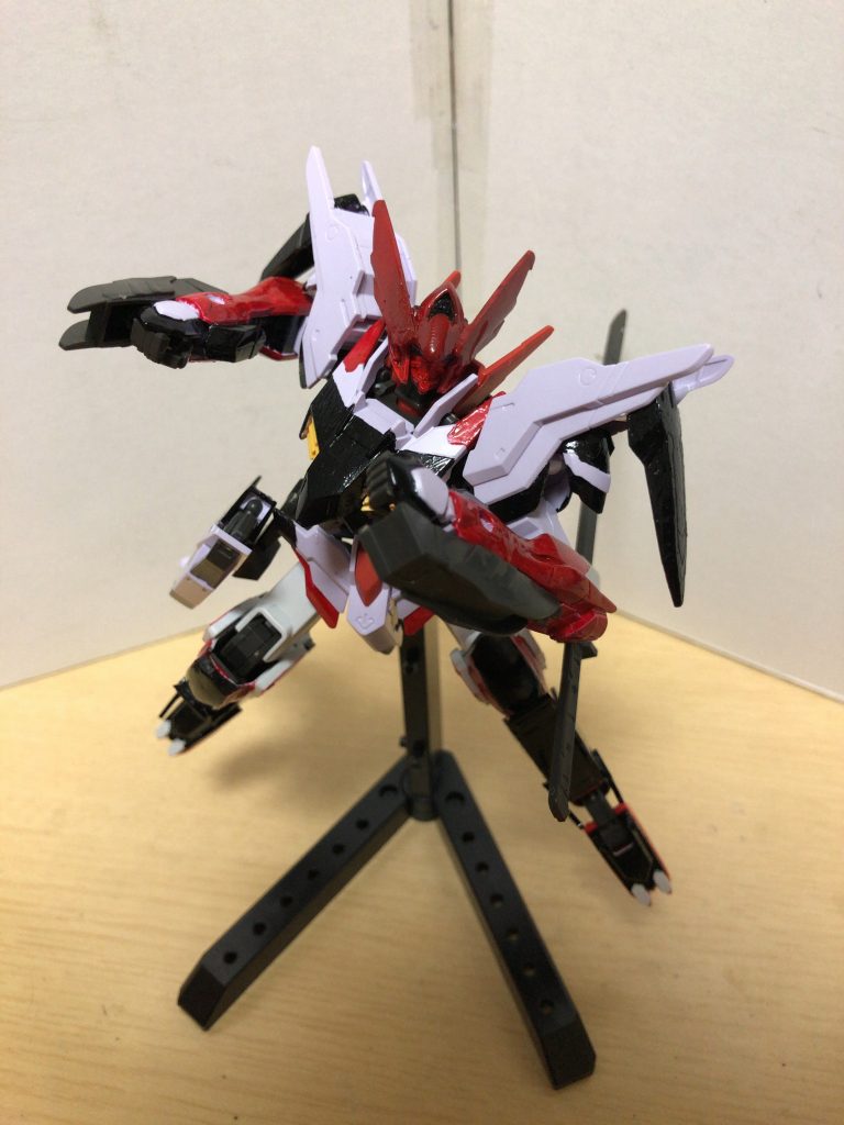 基本はパイロットに合わせて格闘戦になります殴る蹴るを主とするため、間合いを詰めるための瞬発力が絶大なものとなっており、敵は姿を消したと錯覚させるほどである   コクピット内はモビルトレースシステムを採用してる
    +