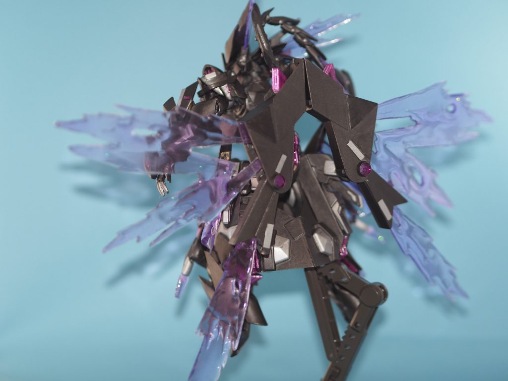 背後の翼、頭部パーツから高質力のビームを出力でき、そこからビームビットを生成できる。