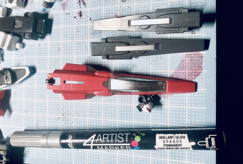 とあるYouTubeの制作動画で見たこちらのマーカー、メッキみたいでクリア系の下地に使うとめっちゃキレイ