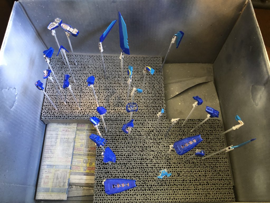 今回はミスターカラーのコバルトブルーとスカイブルーを使って筆塗りしました。
    +