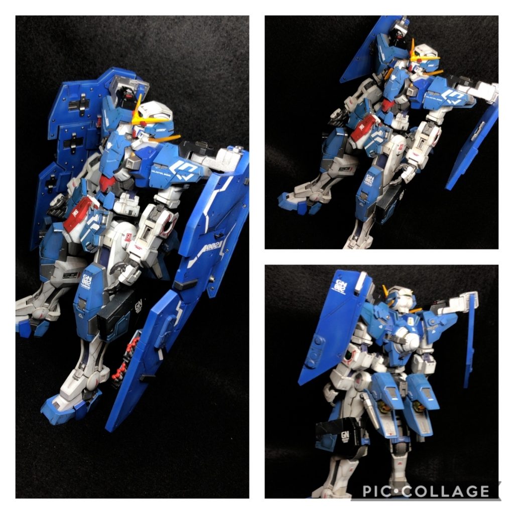 シールド部分や肩の装甲にパーツを接着。