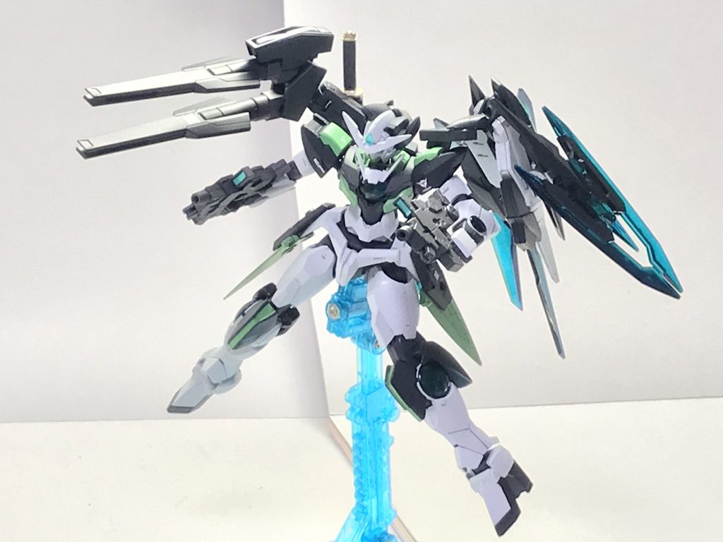 GNフィンファング(高火力射撃形態)。リボーンズガンダム同様、フィンファングは射出せず大型ビーム砲としての運用も可能であり、大火力兵装に乏しい本機にとっては奥の手とも呼べる武装であるが、クロスレンジでの戦闘を主としている都合上使用頻度は少ないものとなっている。