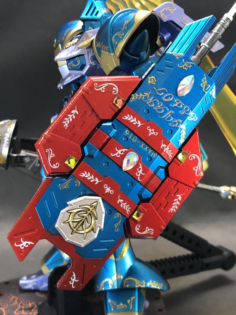 盾は逆手持ちです。
思い切りデコりました。