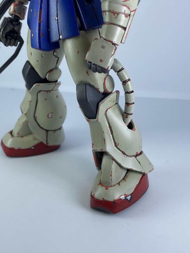 いつもだったら色々ポーズを取らせるんですが、動かすとホントに剥げてくので、今回は固定で許してください…
よく動くキットなのに、動かせないとはこれいかに。
鹵獲して連邦カラーに塗ったのが徐々に剥げていき、元のシャアザクカラーが見えてく感じです