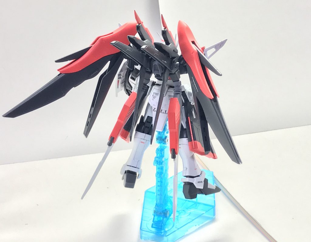 背面。バックパックのブレードはHi-νガンダムヴレイヴからコンバートされたものであり、非使用時にはスラスターとして機能している……らしい。