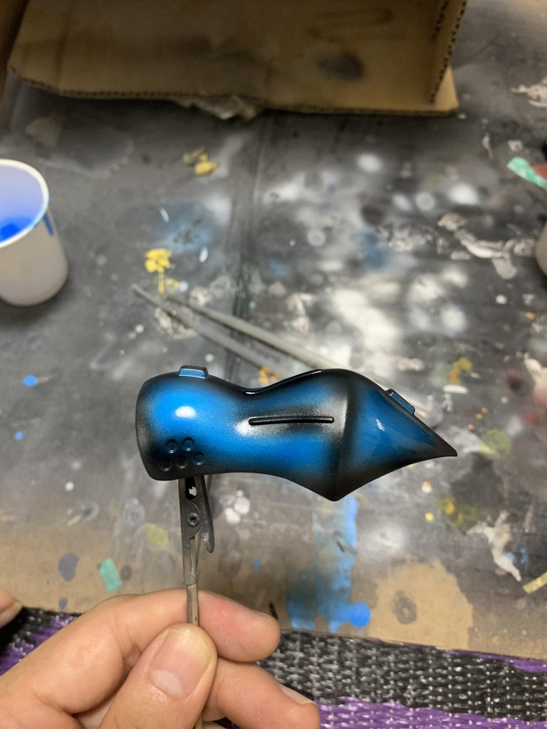 キャンディ塗装は何回も重ね塗りするので心が折れそうになりますがやった分だけかっこよくなるのでいいですね!関節が見事にABSだったのでアクリジョンを使いましたが問題なかったです。前に通常の薄め液でやったらめっちゃ詰まって焦りましたがエアブラシ用ならスムーズに吹けました!カラーレシピ青:ブライトシルバー→グロスブラック→クリアブルー関節:アクリジョン メタルブラック金:スターブライトゴールド